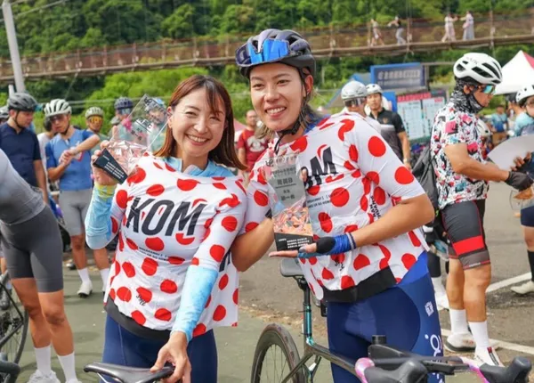 山岳賞のジャージを着てトロフィーを手に笑うメンバー
