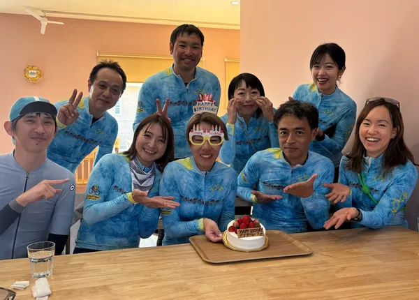 ケーキを囲んでお祝いするメンバー
