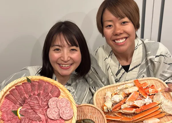 海鮮と肉の盛り合わせを前に笑顔のメンバー