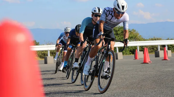 集団でコーナーを攻めるレース中のメンバー