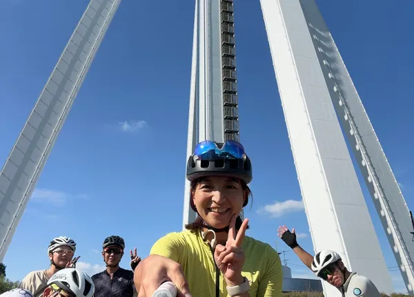 大きなタワーの下で自撮りするメンバー